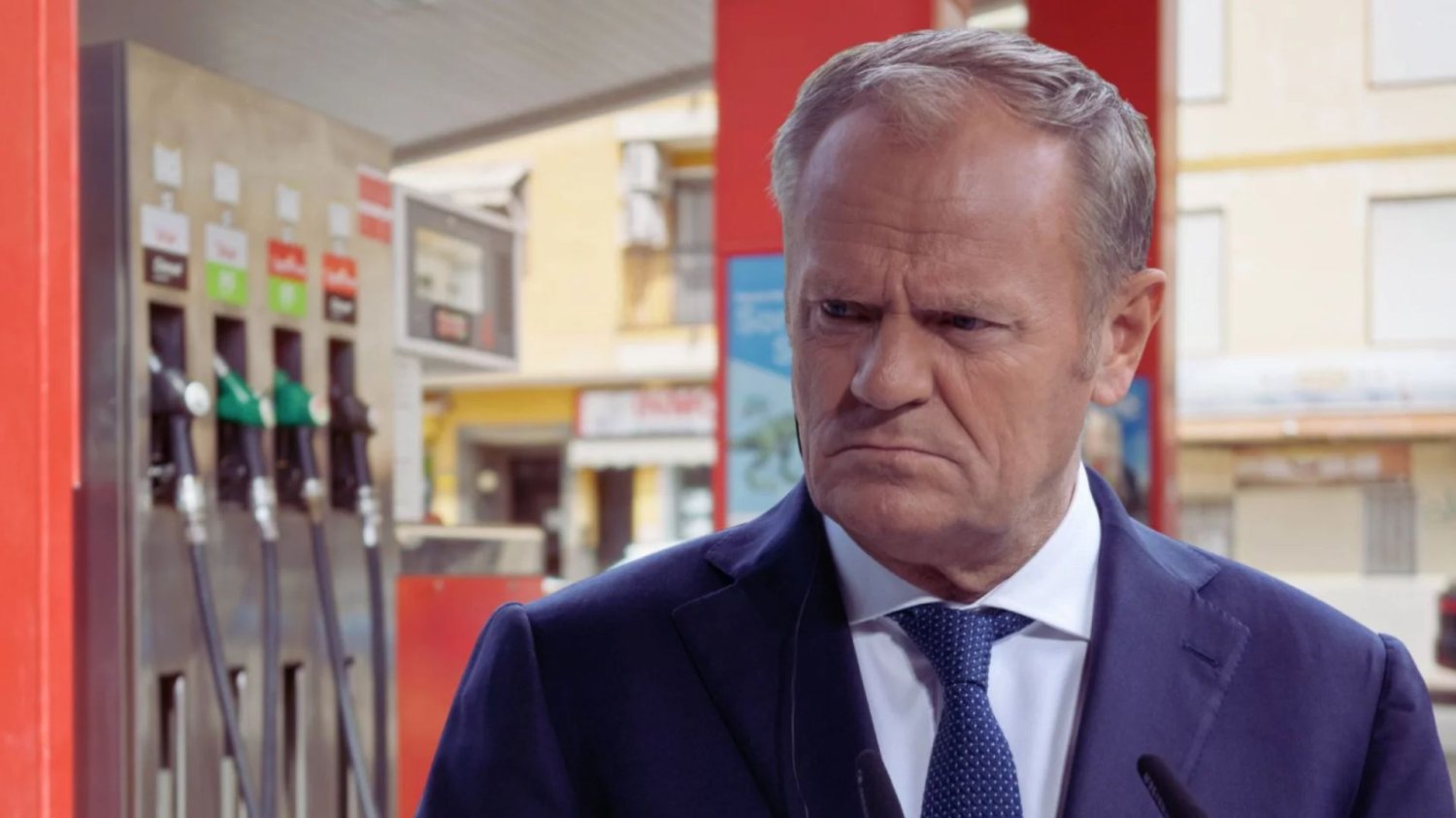 Tusk o cenach paliw po rozejmie z Iranem. Padła data, na którą czekają kierowcy Donald Tusk, dystrybutor na stacji benzynowej