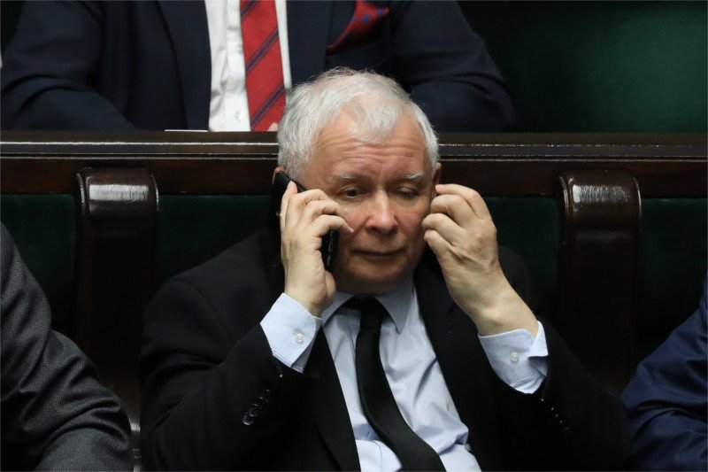 Przed wyborami do Europarlamentu Jarosław Kaczyński ma ciężki orzech do zgryzienia. Rozwiązanie może być dość kontrowersyjne.