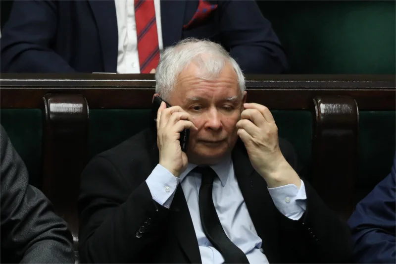 Przed wyborami do Europarlamentu Jarosław Kaczyński ma ciężki orzech do zgryzienia. Rozwiązanie może być dość kontrowersyjne.