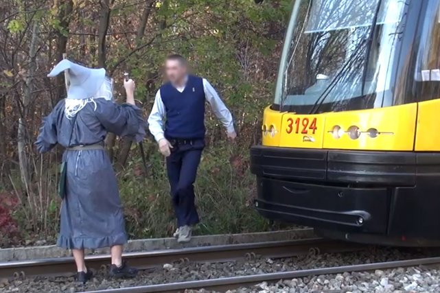 SA Wardęga jako Gandalf zatrzymuje tramwaj.