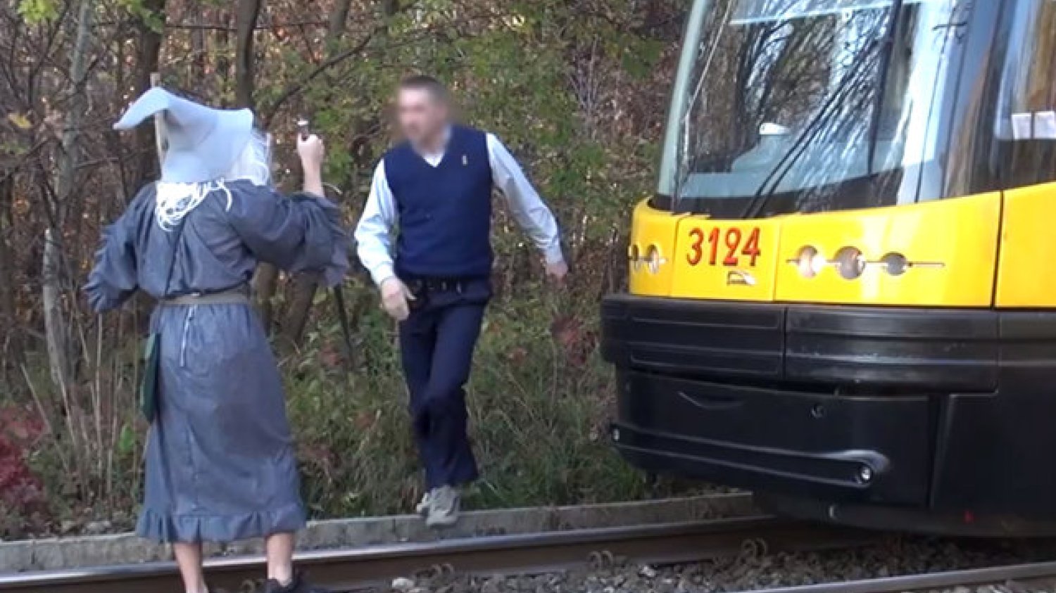 SA Wardęga jako Gandalf zatrzymuje tramwaj.
