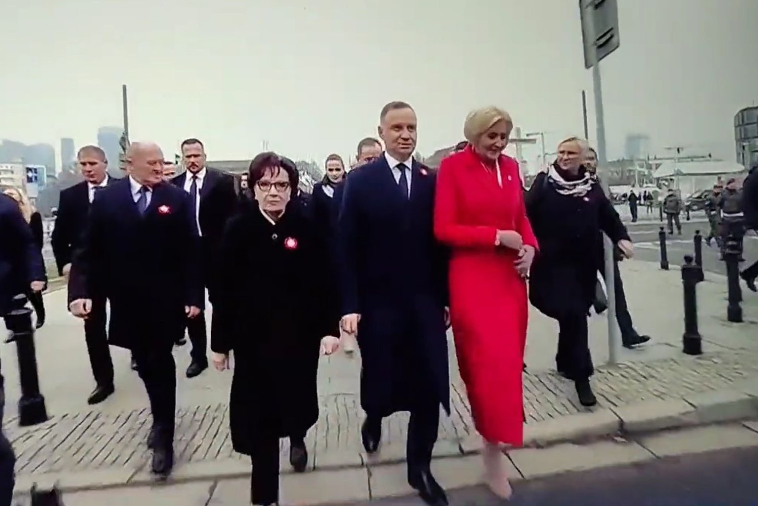 Kamery uchwyciły wymowną scenę podczas Marszu Niepodległości pomiędzy Andrzejem Dudą a Agatą Kornhauser-Dudą.