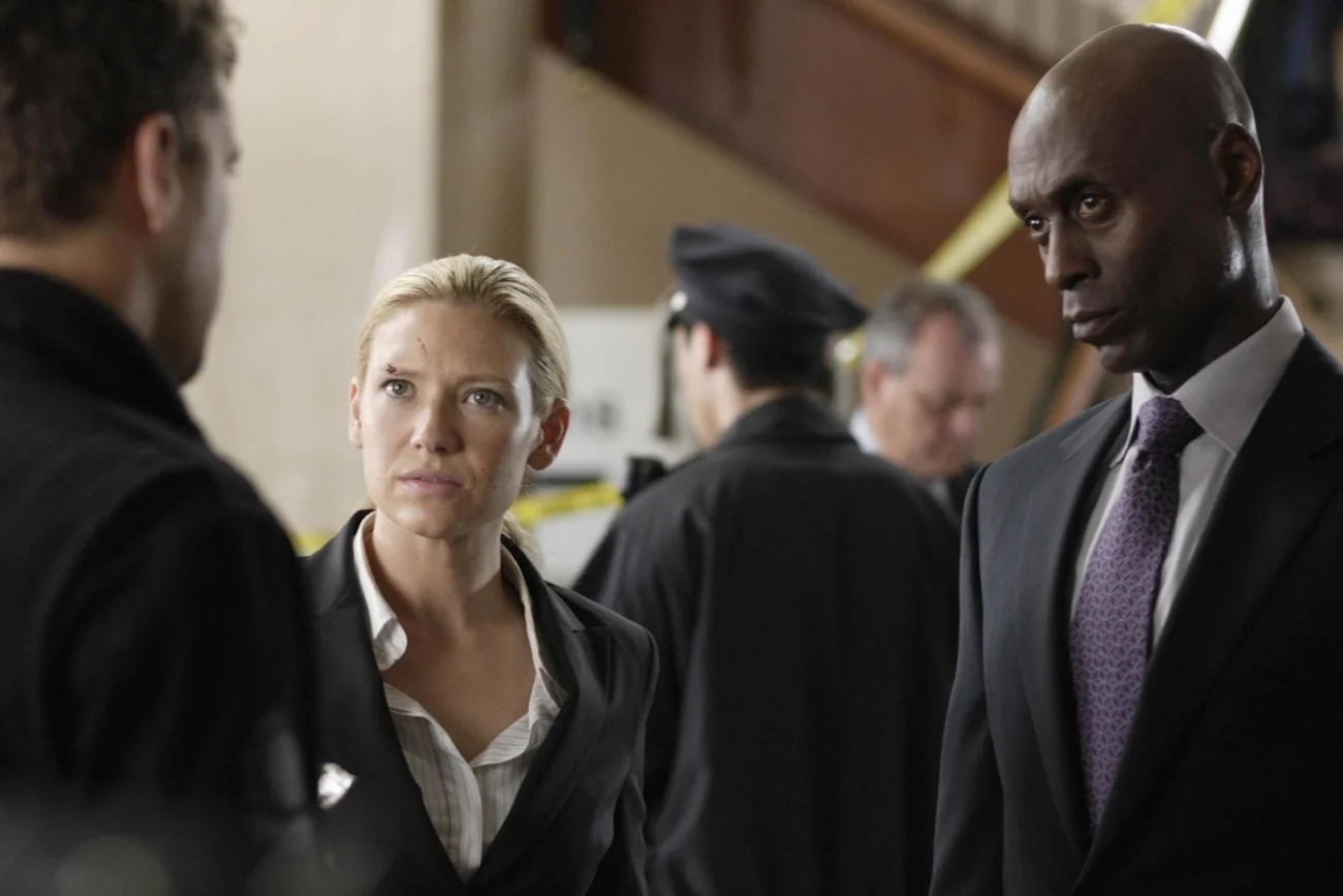 Anna Torv i Lance Reddick w serialu "Fringe"