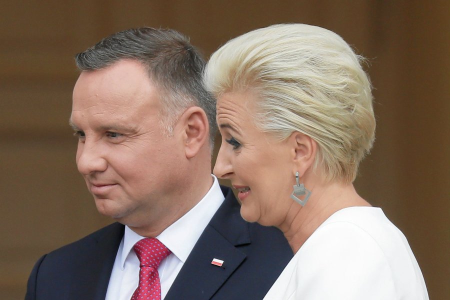 Podczas wizyty Andrzeja Dudy w USA na ulotkach było logo zakładu pogrzebowego.