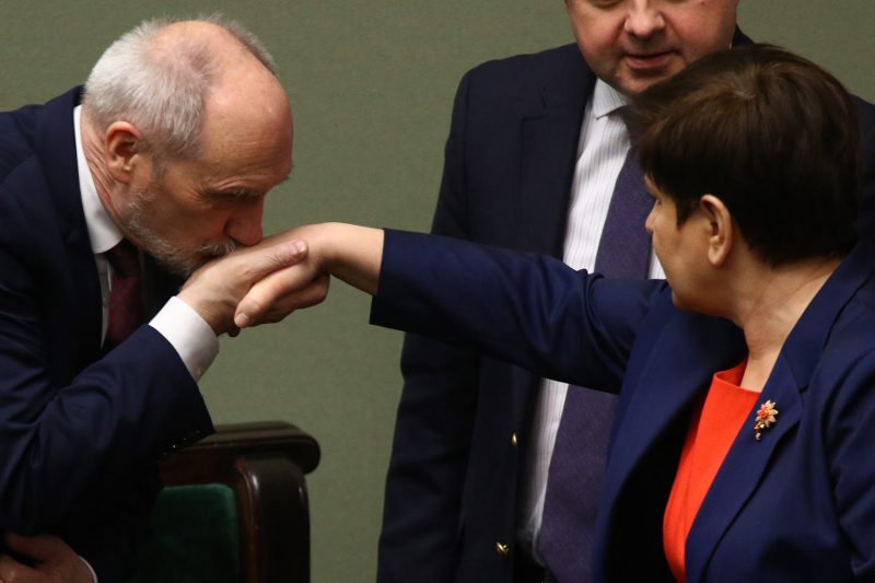 Premier Szydło chwali Macierewicza i nic nie zapowiada, żeby w MON miały w najbliższym czasie zajść jakieś zmiany.