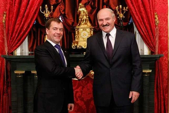 Dmitrij Miedwiediew (z lewej) z Aleksandrem Łukaszenką. Spotkanie prezydentów Rosji i Białorusi w 2010 roku.