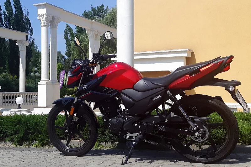 Motocykle z silnikami 125 ccm to często całkiem "poważne" maszyny, którymi można pojechać na wycieczki za miasto.