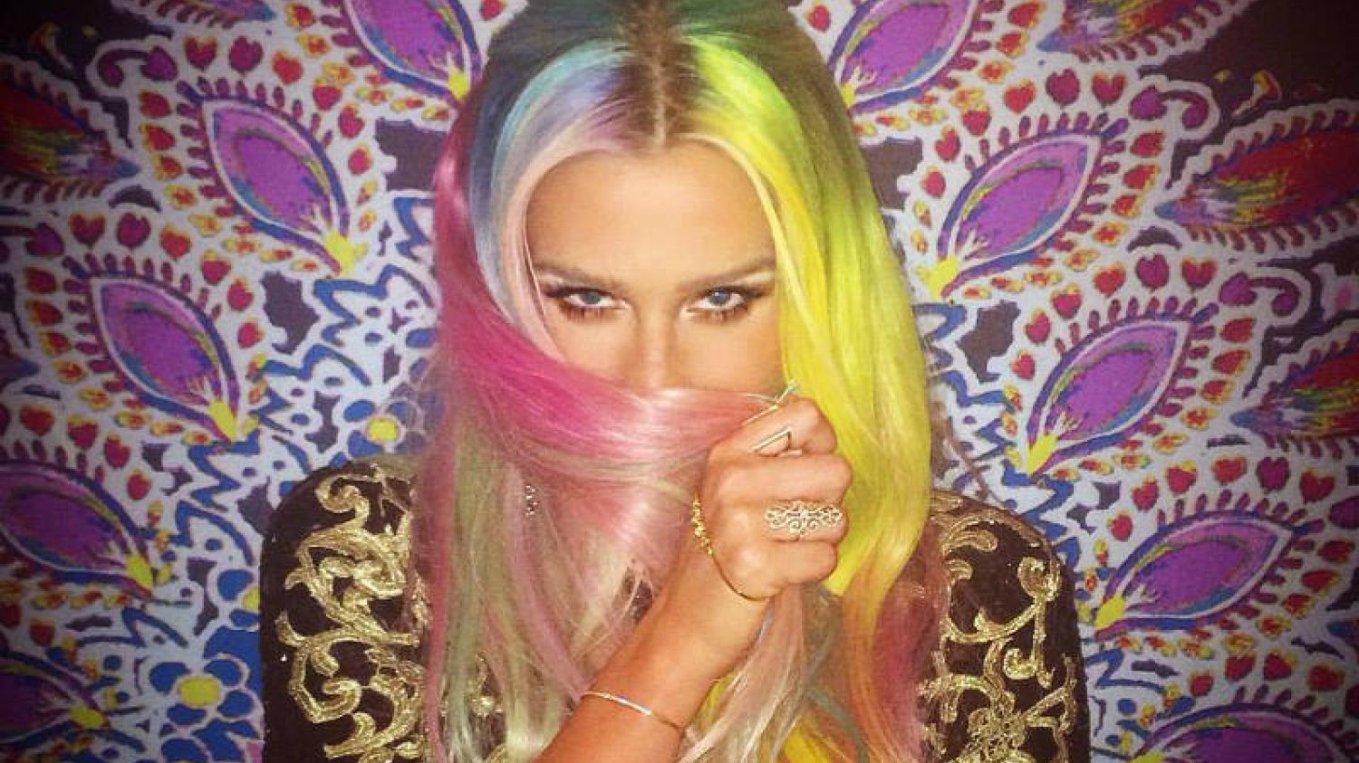 Teksty piosenek Ke$hy nie są skomplikowane.