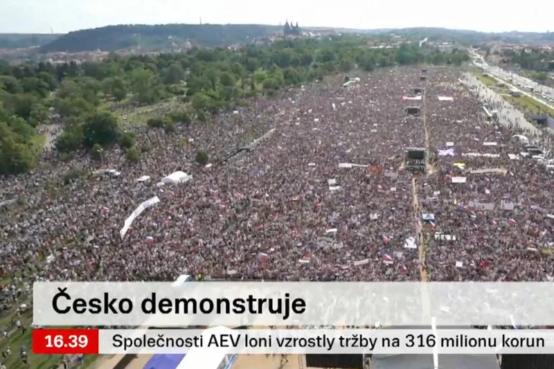 Na antyrządowym proteście w Pradze zgromadziło się ponad 250 tysięcy osób.