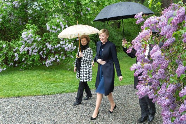 Agata Duda według grafika dokonującego retuszu zdjęcia ma trzy ręce.