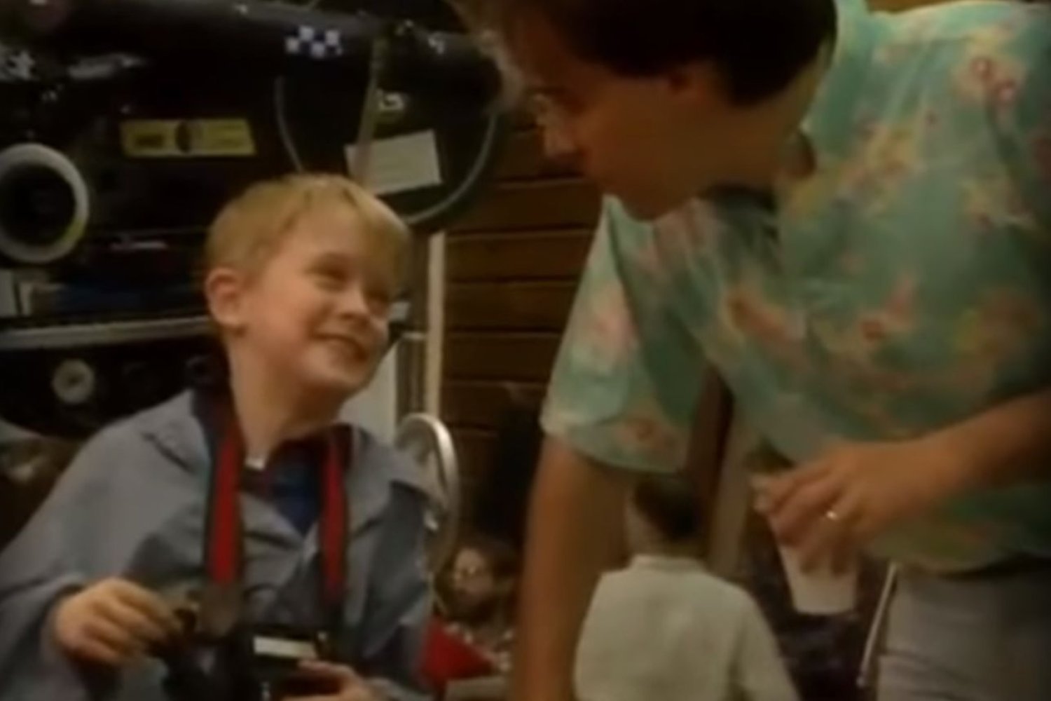 Macaulay Culkin i reżyser Chris Columbus na planie filmu "Kevin sam w domu"