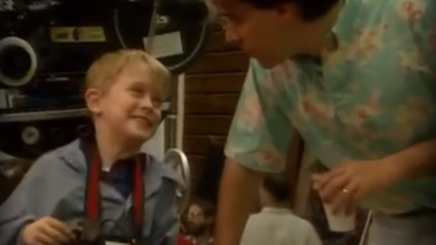 Macaulay Culkin i reżyser Chris Columbus na planie filmu "Kevin sam w domu"