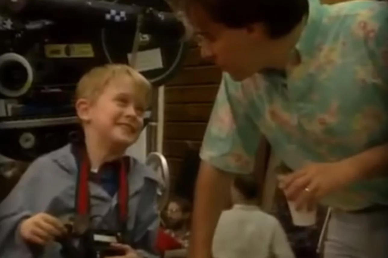 Macaulay Culkin i reżyser Chris Columbus na planie filmu "Kevin sam w domu"
