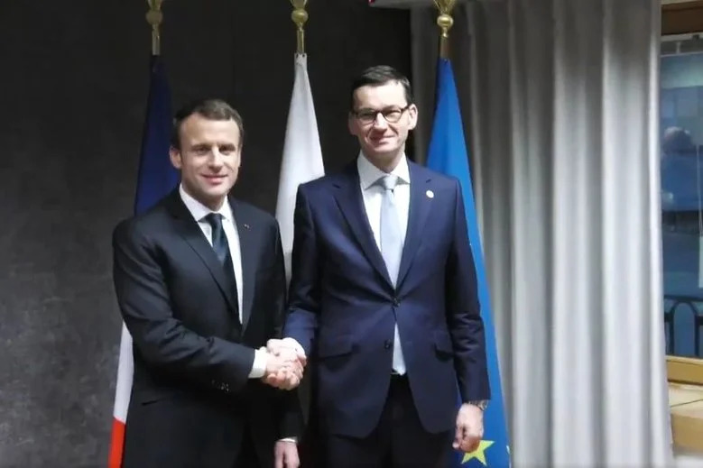 Francuskie media są zgodne, że ograniczenie funduszy dla Polski z UE to kierunek w dobrą stronę. Zdjęcie pochodzi z grudnia 2017 r. ze spotkania prezydenta Emmanuela Macrona z premierem Mateuszem Morawieckim.