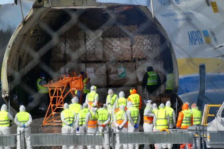 Maseczki sprowadzone z Chin na pokładzie An-225, to prawdopodobnie niewiele warte dla medyków jednorazówki. Nowe fakty ujawniła "Gazeta Wyborcza".