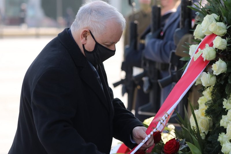 Jarosław Kaczyński złożył wieniec pod pomnikiem Lecha Kaczyńskiego.