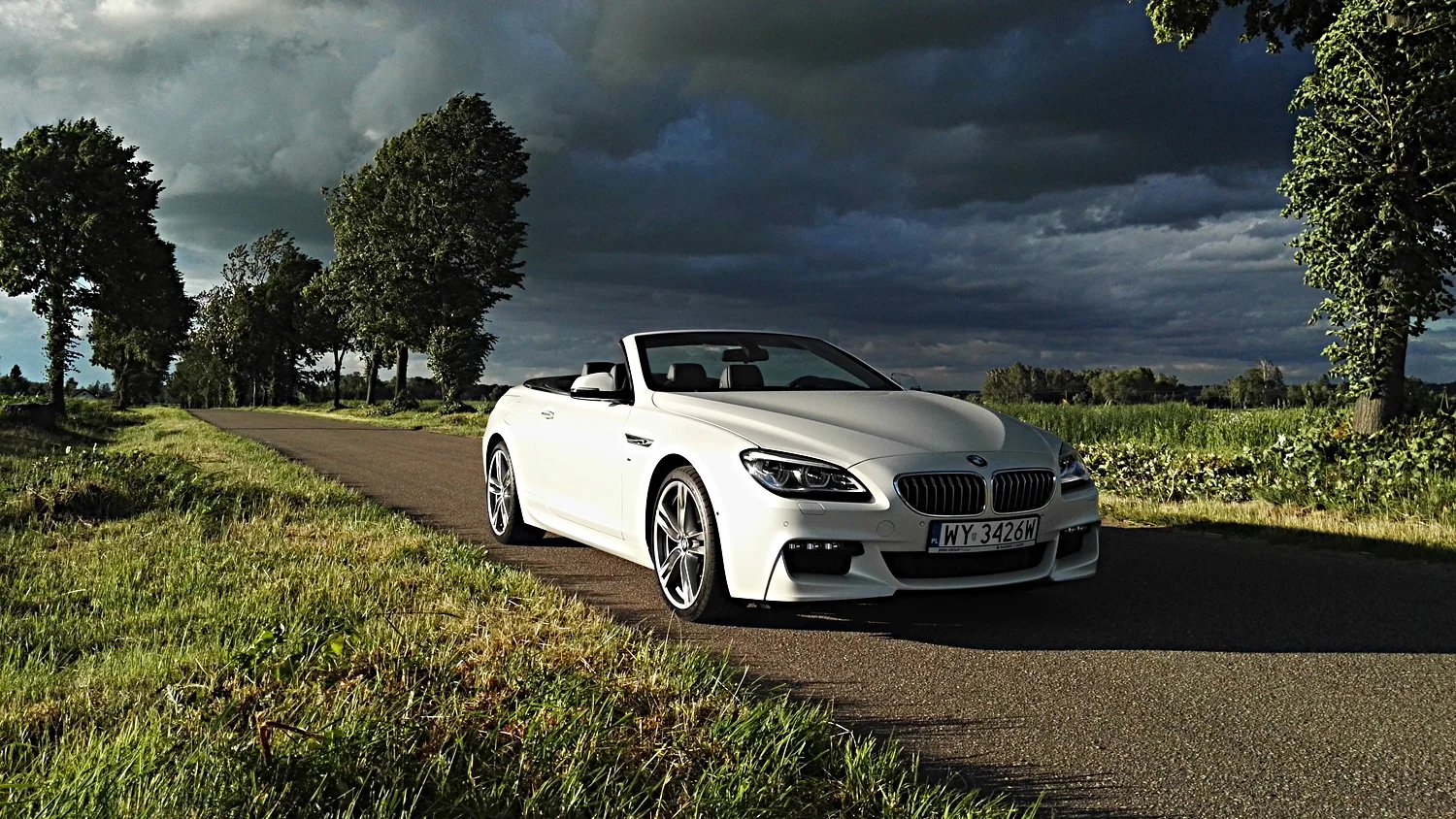 BMW 640i cabrio w matowym kolorze prezentuje się naprawdę elegancko.