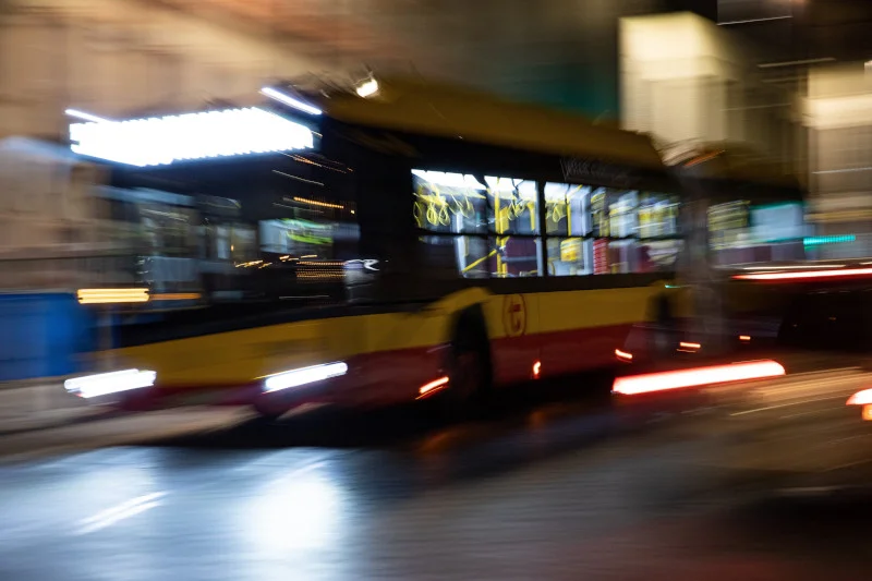 Pijany mężczyzna próbował wciągnąć 12-latkę do autobusu. / zdjęcie ilustracyjne