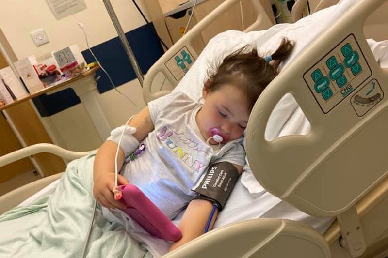 Shannon Fernandes pokazała zdjęcia swojej córki, by ostrzec rodziców przed tajemniczą chorobą dzieci. Jej córka przebywa w szpitalu w Manchesterze.