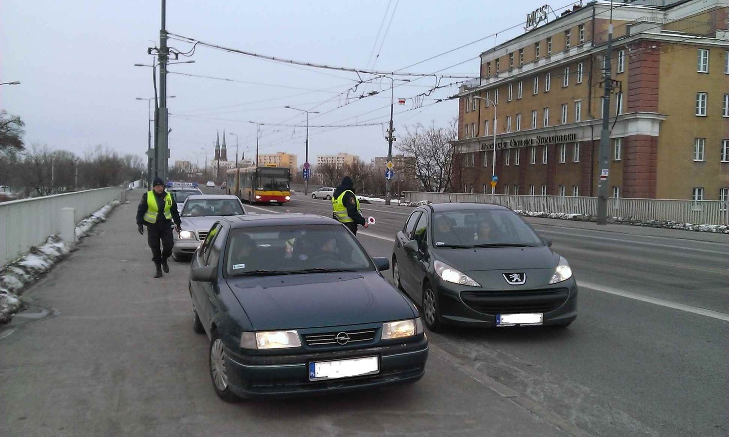 Straż miejska na moście Śląsko-Dąbrowskim w Warszawie zatrzymuje samochody.