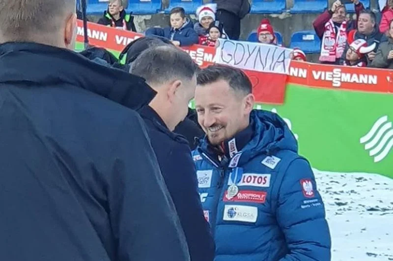 Adamowi Małyszowi przez lata kibicowała cala Polska. Dziś wielu kibiców jest rozczarowanych, że sportowiec de facto wsparł kampanię Andrzeja Dudy.