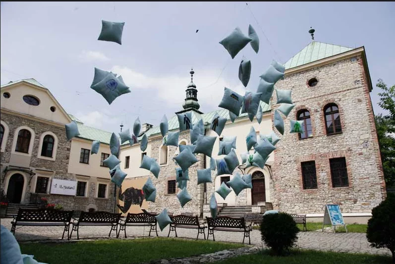 Zamek Sielecki - wzniesiono go najprawdopodobniej już w Średniowieczu, a dzisiaj to prężny ośrodek kultury.