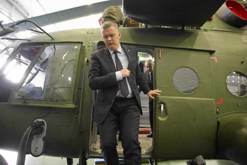 Resort Tomasza Siemoniaka kontratakuje - zarzuca naczelnemu "Wprost" powiązania biznesowe z jednym z oferentów w przetargu na śmigłowce.