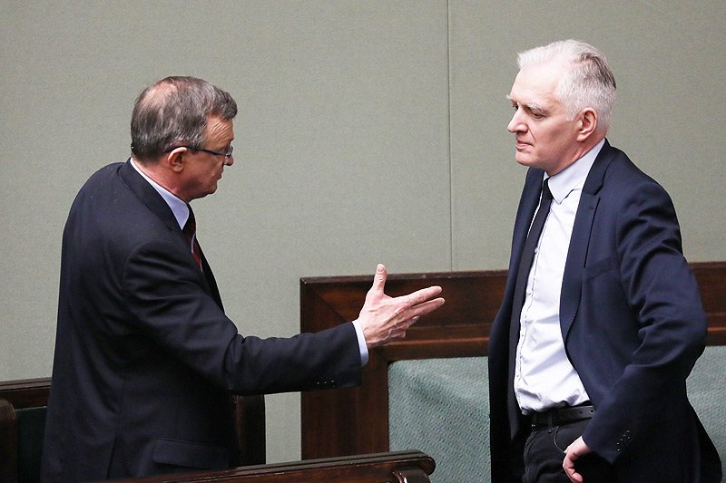 Poseł koalicyjnej Solidarnej Polski Tadeusz Cymański nie chciał bronić gigantycznych nagród dla ministrów. Skrytykował też szefa Porozumienia Jarosława Gowina.