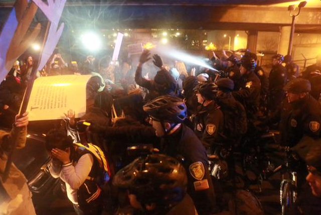 Daren Wilson nie stanie przed sądem. W Ferguson znów wybuchły zamieszki