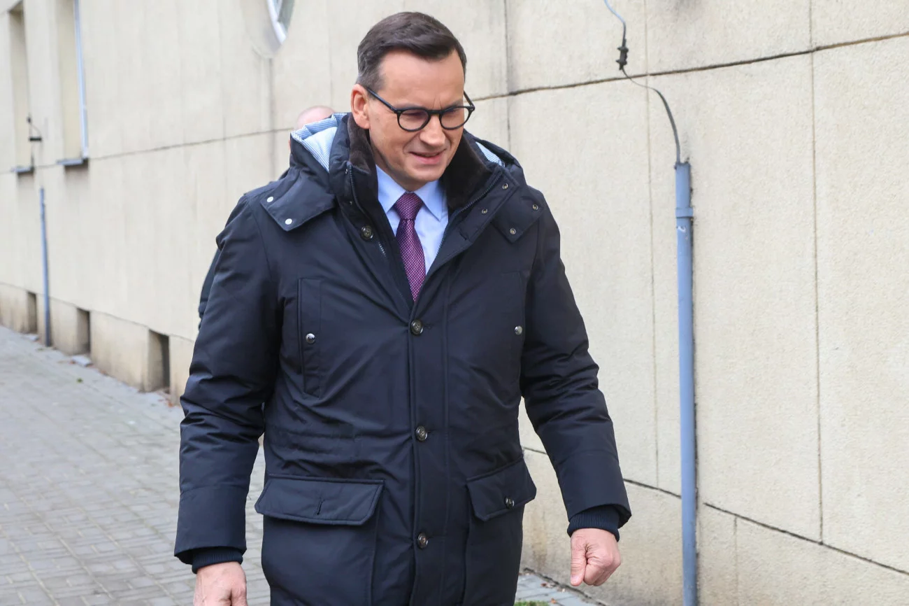Fala komentarzy po zarzutach dla Morawieckiego. "Poznał prawo i sprawiedliwość" Morawiecki z zarzutami za wybory kopertowe. Fala komentarzy