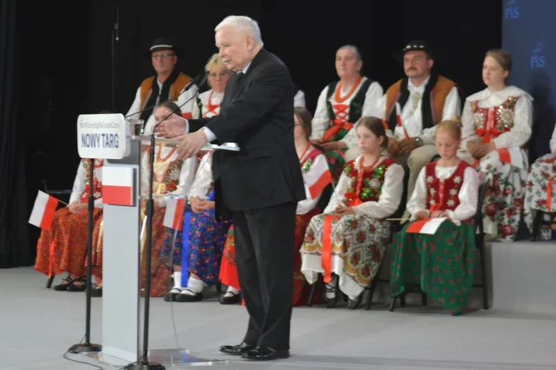 Wygląd Jarosława Kaczyńskiego i to, jakie nosi buty, zdaje się niewiele go obchodzić