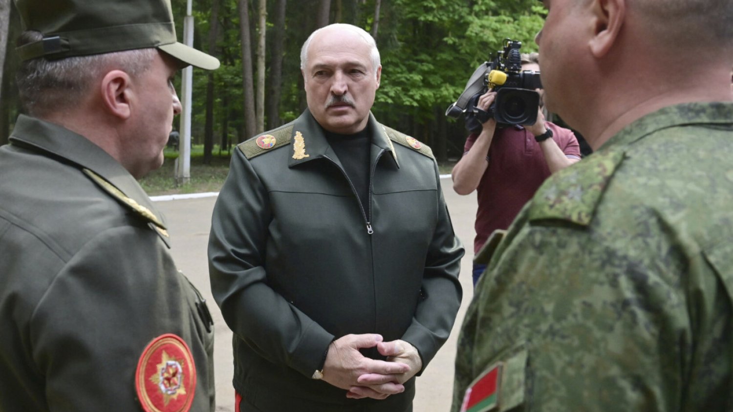 Alaksandr Łukaszenka jest chory Alaksandr Łukaszenka jest chory, ale pojawił się publicznie. Jaki był tego powód?