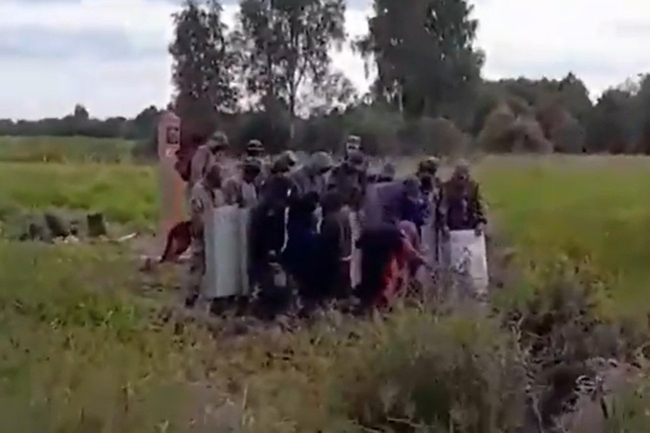 Tak Białorusini traktują migrantów na granicy z Litwą.
