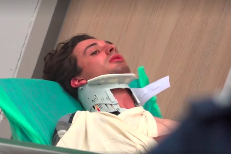 Dawid Winiarski trafił do szpitala z obrażeniami głowy. OKO.press zamieścił nagranie na Facebooku, opisał też jak szukano go po szpitalach.