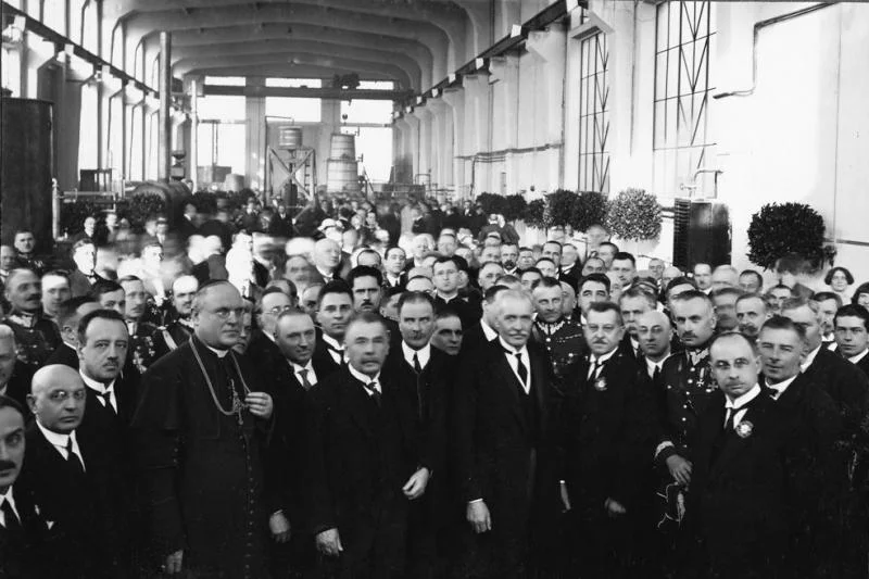 W pierwszym rzędzie od lewej: Jego Eminencja ks. kardynał Kakowski, dyr. J. Zagleniczny, Prezydent I. Mościcki, dyr. Z. Martynowicz, prof. K. Kling, prof. W. Leśniewski.