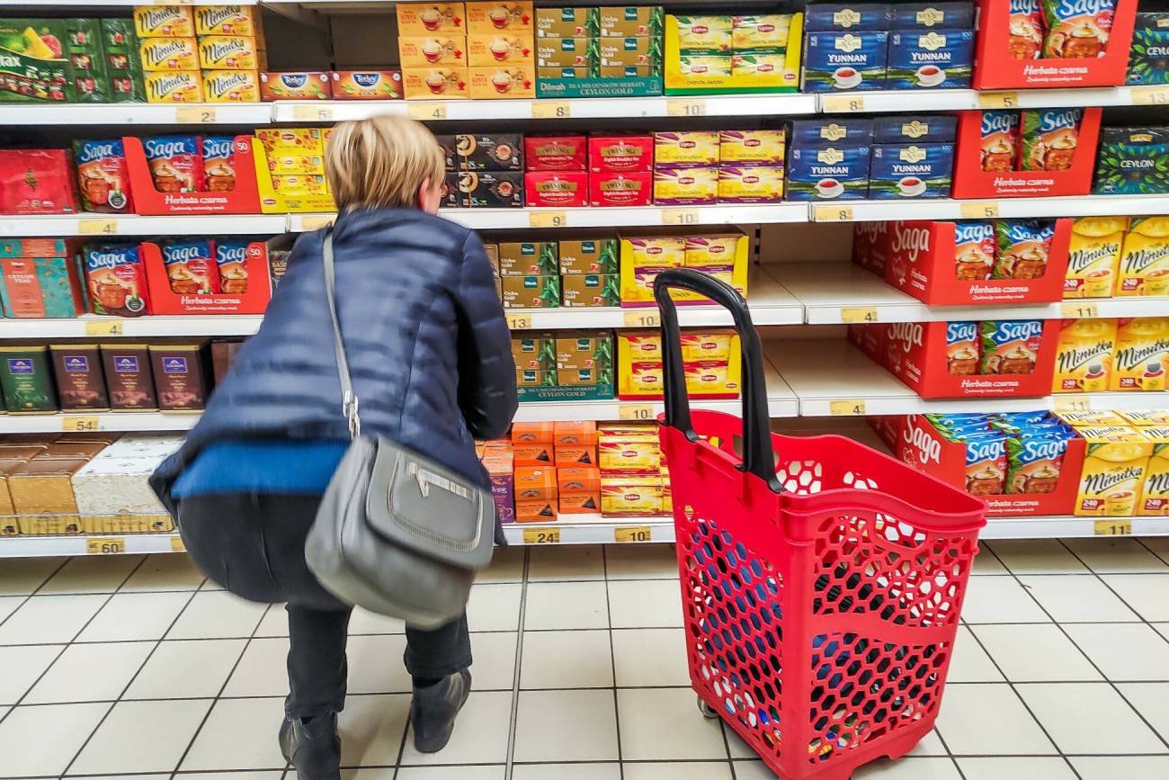 W Biedronce i Lidlu wycofano popularną herbatę. W innych produktach plastik