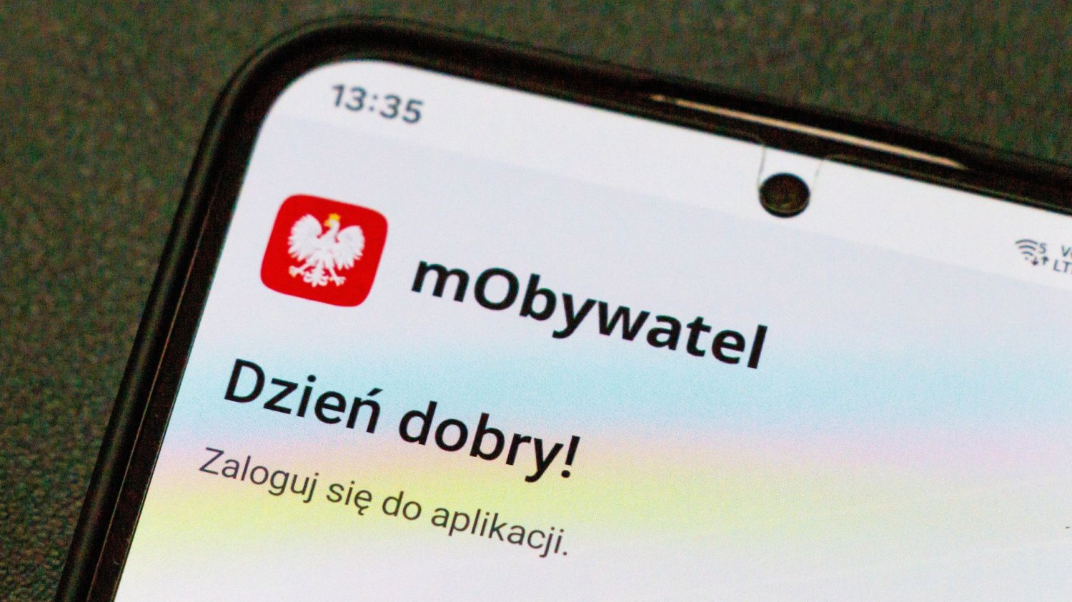 Nowa funkcja w mObywatelu już dostępna. Czekały na nią miliony Polaków Ekran logowania do aplikacji mObywatel na smartfonie.