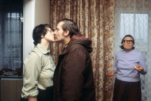 © Chris Niedenthal. Lech Wałęsa żegna się z żoną Danutą przed wyjściem do pracy biurze NSZZ "Solidarność" we Wrzeszczu. Z prawej Feliksa Golos, matka Danuty Wałęsowej.