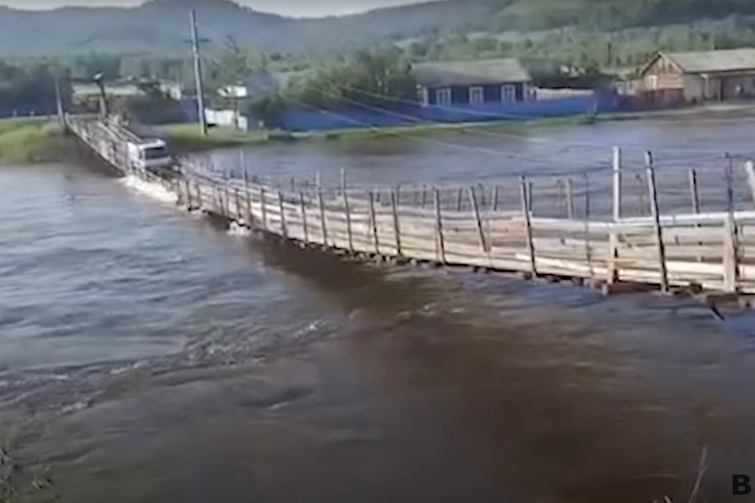 Most zawalił, a samochód wpadł do wody.