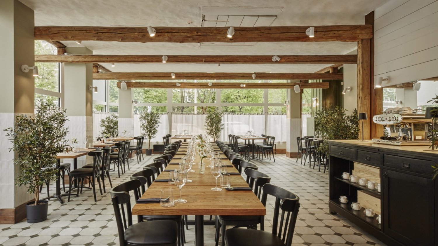 Primitivo Kuchnia i Wino to warszawska restauracja z autorską interpretacją kuchni śródziemnomorskiej i największą w Polsce selekcją wina "Primitivo". O tym miejscu rozmawiamy z właścicielem lokalu, Piotrem Popińskim.