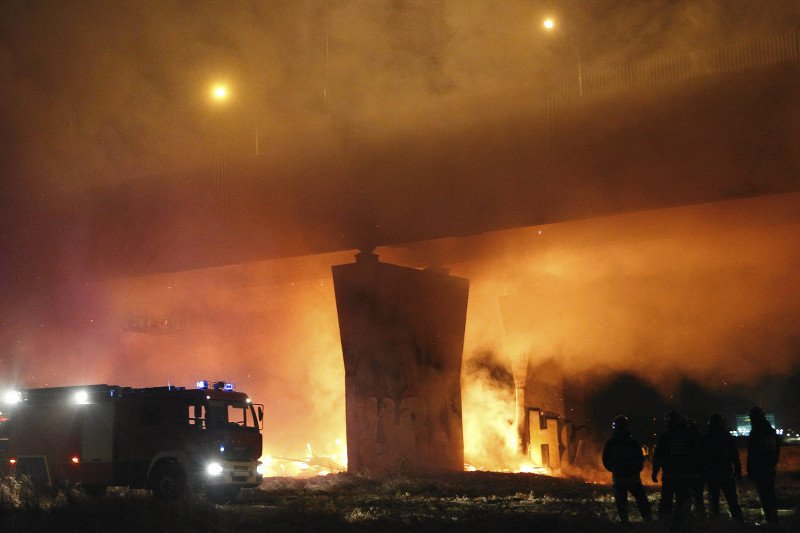 Przez 12 godzin strażacy walczyli z pożarem Mostu Łazienkowskiego w Warszawie