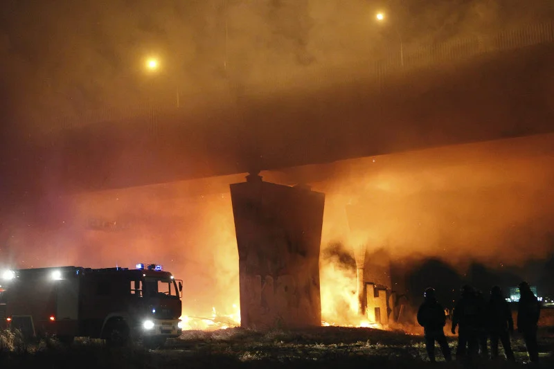 Przez 12 godzin strażacy walczyli z pożarem Mostu Łazienkowskiego w Warszawie