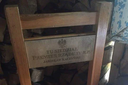 Wyjątkowe krzesło na którym siedział Jarosław Kaczyński.