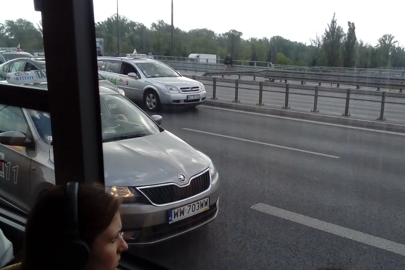 Na Trasie Łazienkowskiej pasażerowie autobusu ze złością i rezygnacją przyglądali się akcji warszawskich taksówkarzy.
