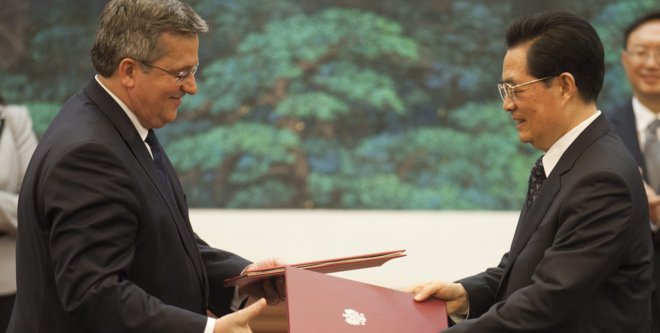 Prezydent Komorowski podpisuje strategiczne partnerstwo z Chinami. Grudzień 2011, Pekin.