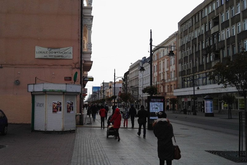W Łodzi pobito niewidomego. Sprawcy tłumaczą, że nie widzieli białej laski