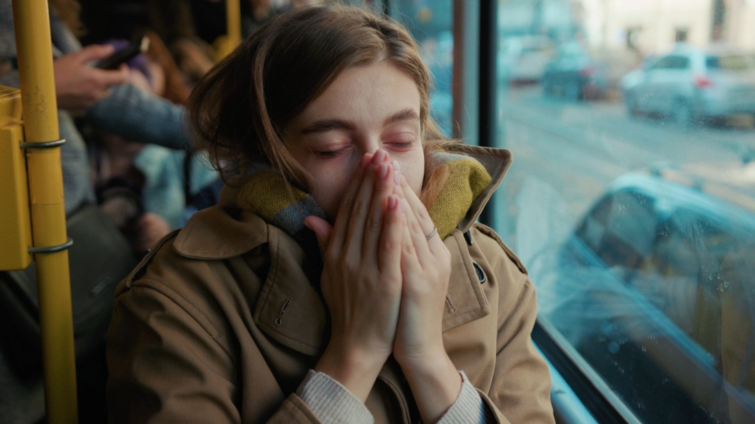 Kobieta zmagająca się z objawami grypu lub RSV w autobusie