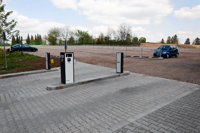 Krakowscy urzędnicy wytyczyli objazd, który prowadzi przez... płatny parking. Nie da się przejechać bez zapłacenia 4,50 zł