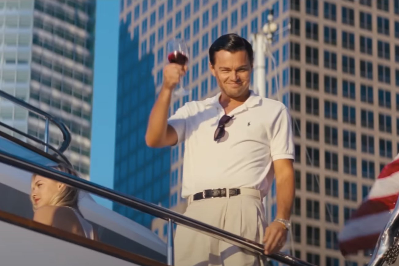 Polacy różnie rozumieją "klasę wyższą". Na zdjęciu zrzut ekranu z filmu "Wilk z Wall Street".