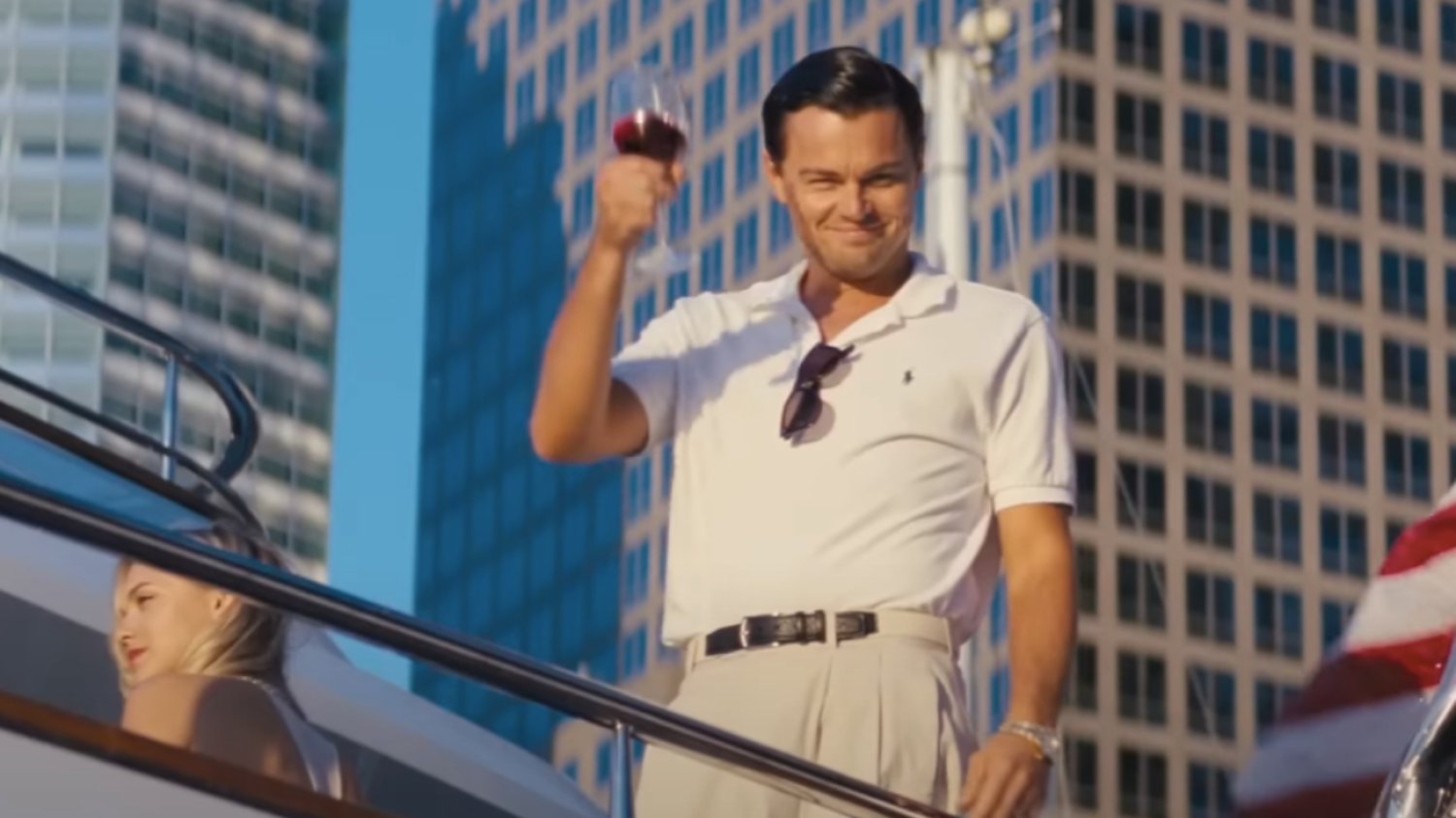 Polacy różnie rozumieją "klasę wyższą". Na zdjęciu zrzut ekranu z filmu "Wilk z Wall Street".